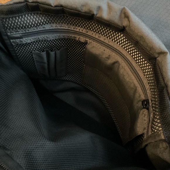 Tumi Med Black Nylon Messenger bag BNWOT - Picture 3 of 9